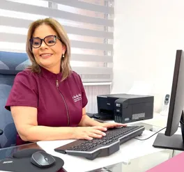 La Dra. Elvira Diaz en su consultorio